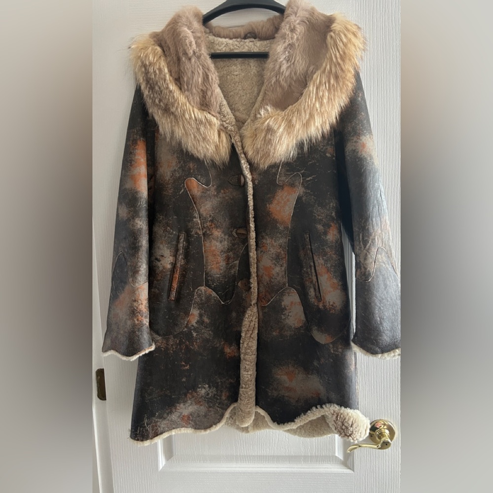 Elegant Shearling Winter Coat with a Fox Fur Collar.